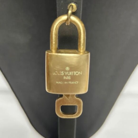 #319 and Key on a Chain Louis Vuitton - Picture 5 of 9